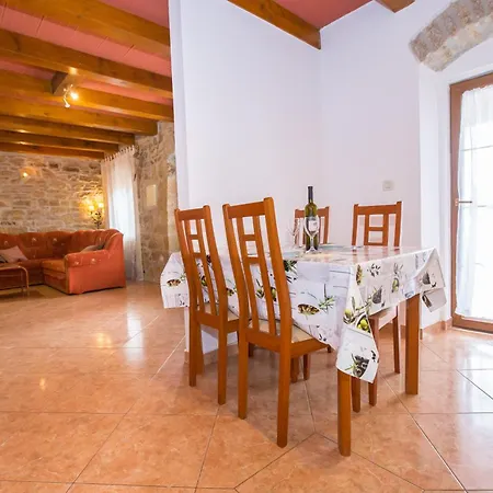 Casa Nadija * Kastelir